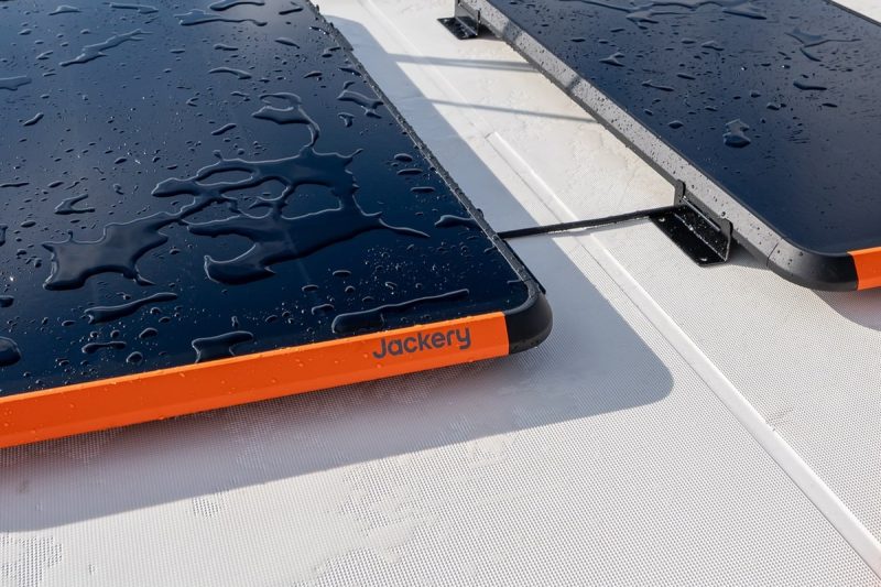 Jackery mit Solarziegeln und Solarpanels fürs Wohnmobil